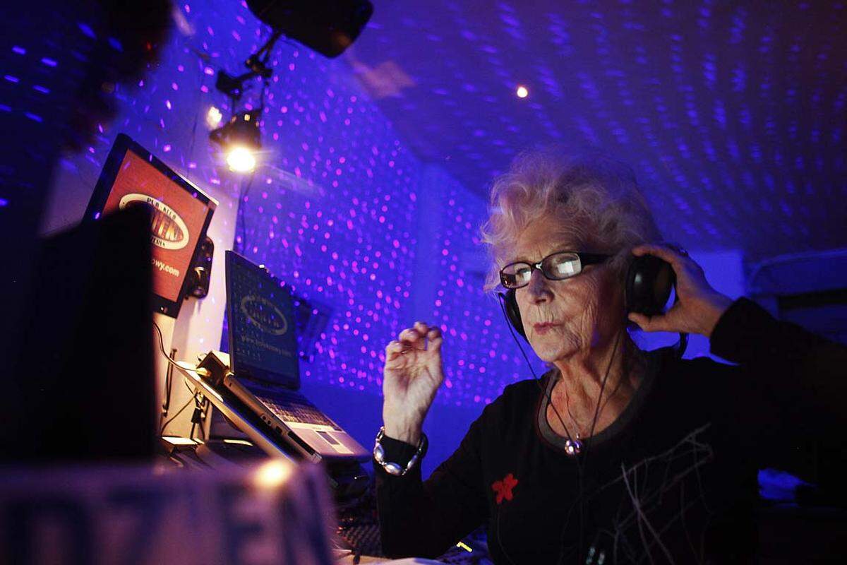 DJ Oma. 73 Jahre, und kein bisschen leise: DJ Wika Szmyt legt in Warschauer Diskos auf. Zu ihren Schwerpunkten gehört Disco, Rumba und Samba.