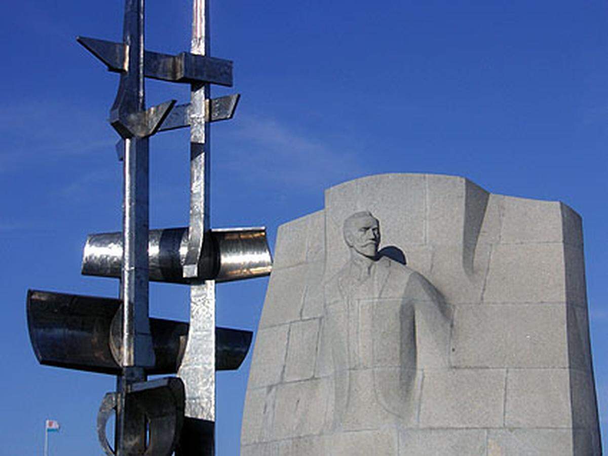 Das „Skwer Kosciuszki“ (links) gehört zu den hässlichsten Denkmälern der Welt und wird dereinst eventuell einen Preis dafür erringen.