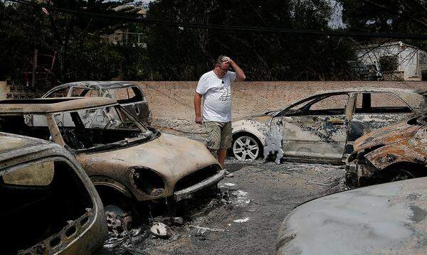 Mehr als tausend Gebäude sowie 300 Autos seien durch das Feuer beschädigt worden. In der auch bei ausländischen Touristen beliebten Region wurde der Notstand ausgerufen.