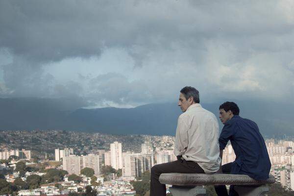 "Desde allá" des venezolanischen Regisseurs Lorenzo Vigas gewann überraschend den Goldenen Löwen. Der Debütfilm des Regisseurs erzählt von der Beziehung eines älteren zu einem jüngeren Mann.