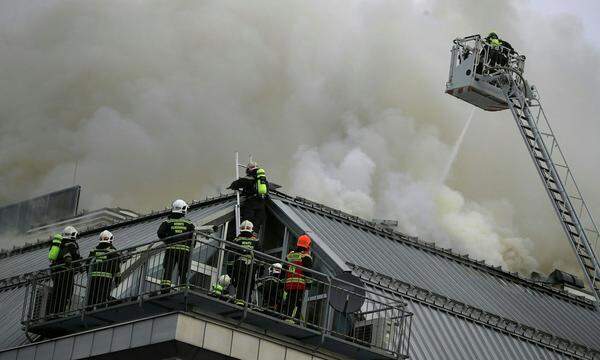 Der Einsatz war laut Feuerwehr heikel, weil im Gebäude befindliche Gasflaschen in Sicherheit gebracht werden mussten.