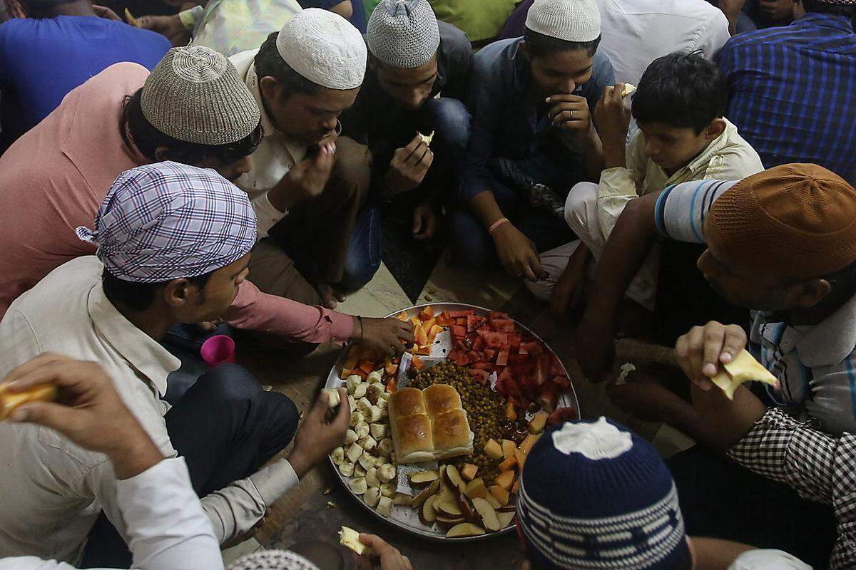 In vielen Ländern wird nicht mit Gabel und Messer gegessen. In vielen islamischen Ländern wird die Mahlzeit mit der  rechten Hand  verzehrt. Nie dürfen Sie mit der linken Hand etwas entgegen nehmen, vergeben oder gar essen. Die linke Hand gilt als unrein und wird nur für intime Angelegenheiten verwendet: Po abwischen (in Entwicklungsländer gibt es meist kein Klopapier), Dinge vom "verschmutzten" Boden aufheben. Laut Koran isst nur der Teufel mit der linken Hand.