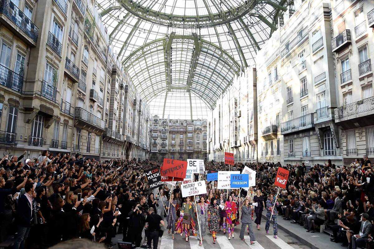 2015 veranstaltete der Ausnahmedesigner eine feministische Rallye.