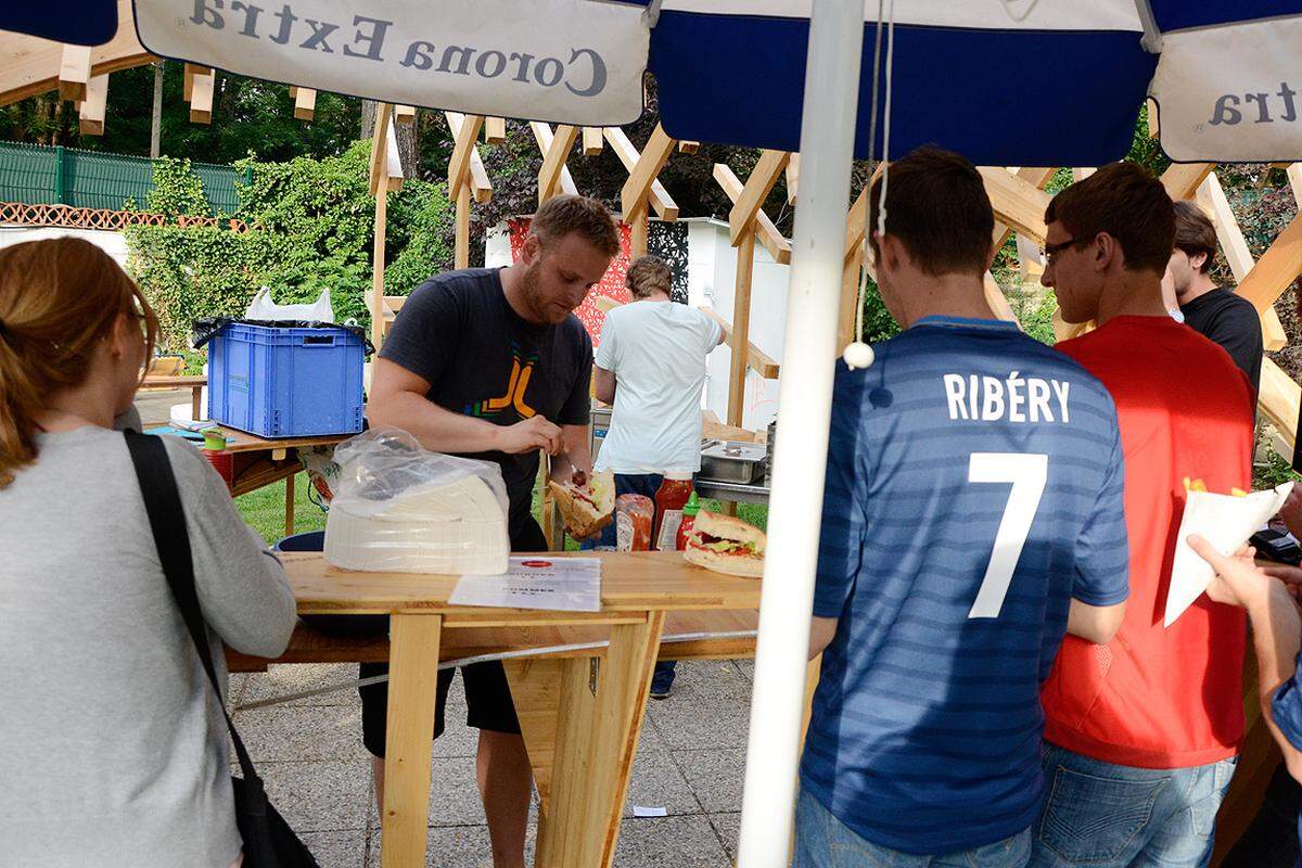 Das Match Frankreich gegen England war allerdings nicht unbedingt packend - also hatte man genug Zeit, sich mit Gegrilltem im Garten zu versorgen.