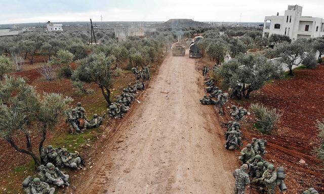 In der Provinz Idlib haben syrische Regierungstruppen bei ihrer Offensive türkische Soldaten ins Visier genommen.