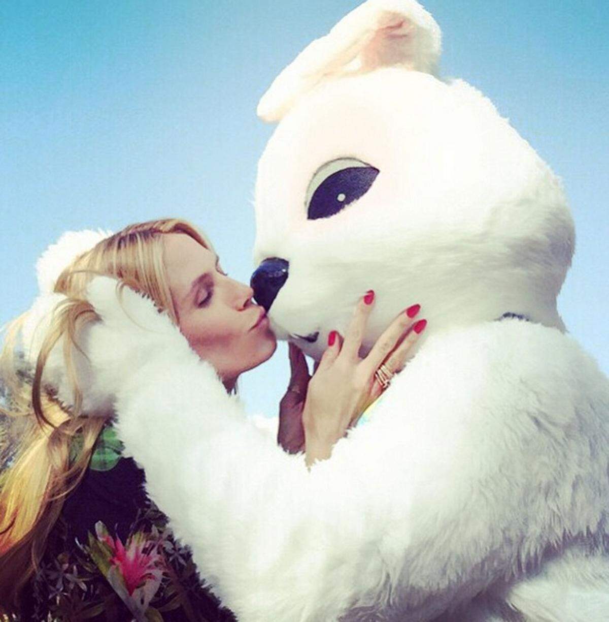 Gut gelaunt scheint Heidi Klum zu Ostern gewesen sein. Immerhin gab es für diese "Hot Bunny" auch ein Küsschen.