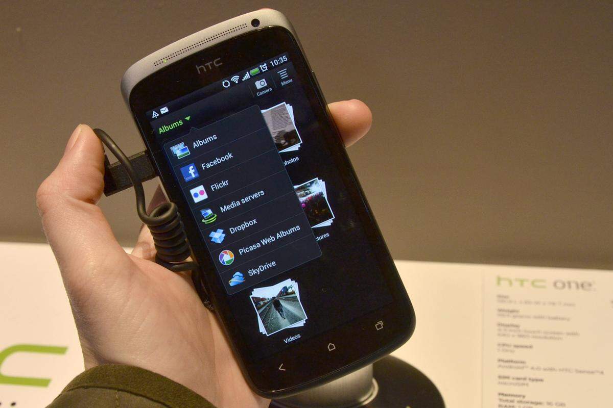 So hat HTC zum Beispiel den Online-Speicher Dropbox tief in das System integriert. Fotos lassen sich direkt aus der Android-Galerie-App in die Dropbox laden und Dropbox-Alben werden umgekehrt in der Galerie-App angezeigt.