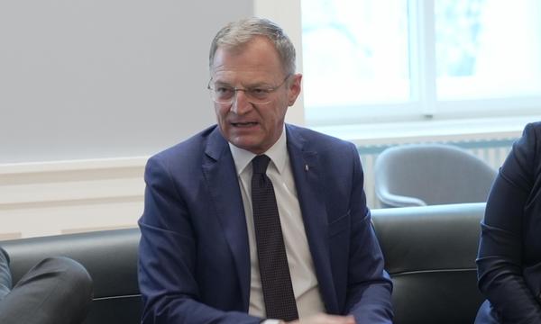 Am heutigen Mittwoch Gastgeber der Landeshauptleutekonferenz: Oberösterreichs Thomas Stelzer. 