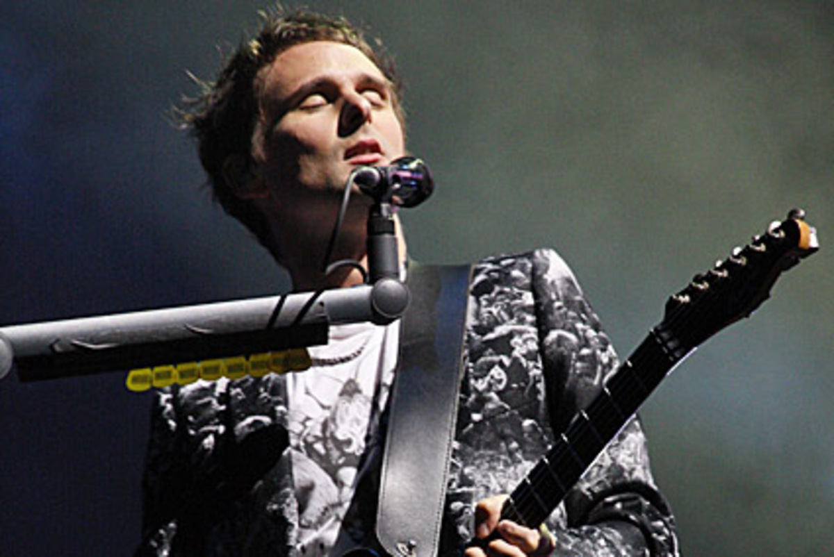 „"No one's gonna take me alive, Time has come to make things right, You and I must fight for our rights, You and I must fight to survive"”, singt die Masse. Dann schließen Fontänen von weißem Effekt-Nebel die Bühne. Bis kurz nach halb eins hat der Auftritt gedauert, bis eins hätten sie sich Zeit lassen können. Aber Muse ist fertig.  Mehr zum Festival: Frequency - Tag 2: Schaudern mit Massive Attack Frequency - Tag 3: Helden mit Talent und fetten Hosen Abgelichtet: Die Gäste vom Frequency 2010  Abgelichtet: Die Gäste vom Frequency 2010