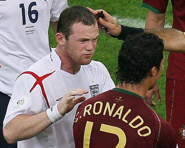 Und wirklich sah Rooney Rot. Die englische Boulevard-Medien tobten. Rooney soll seinem ManU-Kollegen angedroht haben, ihn "in zwei Stücke zu hauen und eine auf den Kopf zu schlagen" Sportlich schaffte Portugal den Aufstieg ins Halbfinale.