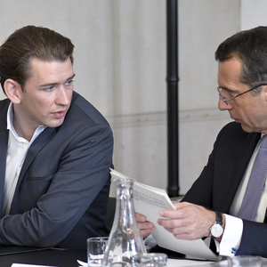 Kampf um Platz eins, auch mit Familienthemen: die Chefs von SPÖ, Christian Kern, und ÖVP, Sebastian Kurz (von rechts).