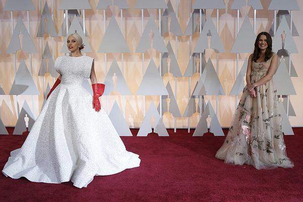 In einem für ihre Verhältnisse ruhigen Kleid des tunesischen Modeschöpfer Azzedine Alaïa arbeitete sich Lady Gaga über den Schauteppich der 87. Academy Awards in Los Angeles. Wegen des strömenden Regens musste er unter einem Zelt ausgerollt werden. Nicht das Kleinod von Lorraine Schwartz fing im Fall der Sängerin alle Blicke ein, sondern die roten Musketier-Handschuhe, mit denen sie ihr Outfit brach.