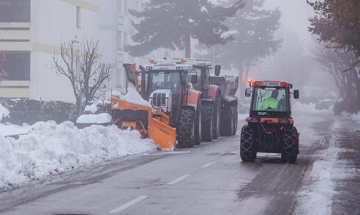 Der Schnee auf den Straßen sorgte vielerorts für Gefahren und Behinderungen für Autofahrer.