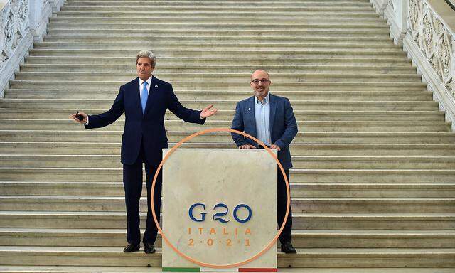 John Kerry und Roberto Cingolani.