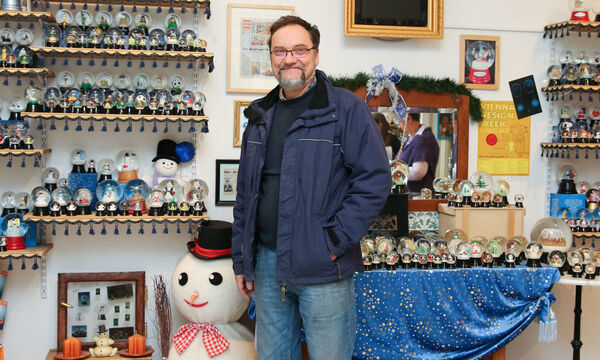 Erwin Perzy III. im kleinen Laden seiner Original Wiener Schneekugelmanufaktur im 17. Bezirk. Im kleinen Museum werden die Anfänge der Schneekugel erzählt.