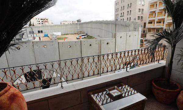Die Fenster geben den Blick auf die Betonmauer frei, die sich nahe Bethlehem durch Teile des von Israel besetzten Westjordanlands zieht.