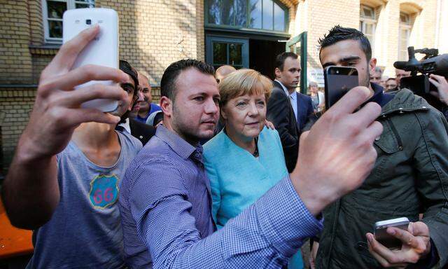 Merkel im Jahr 2015 mit Migranten aus Syrien.