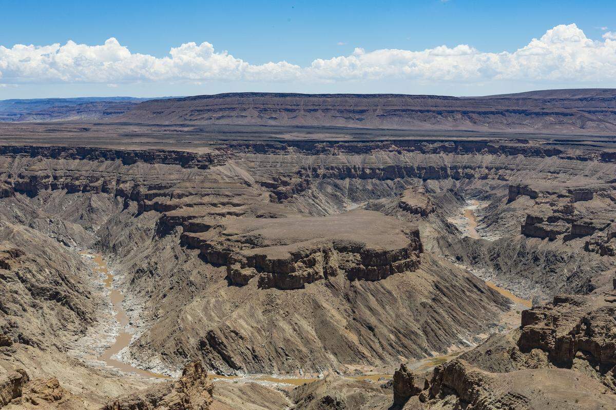 Der Fish River Canyon, der zweitgrößten Canyon der Erde, im Süden Namibias. Oft ist dieser Nebenfluss des Oranje River ausgetrocknet.