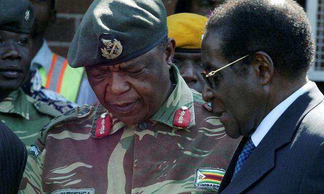 Ein Archivbild ehemaliger Verbündeter in Simbabwe: Militärchef Constantino Chiwenga und Präsident Robert Mugabe.