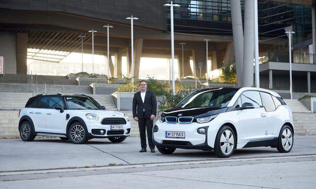 Drive Now-Chef Robert Kahr mit dem Stolz der Flotte: der elektrische BMW i3 und der Neuzugang Mini Countryman.