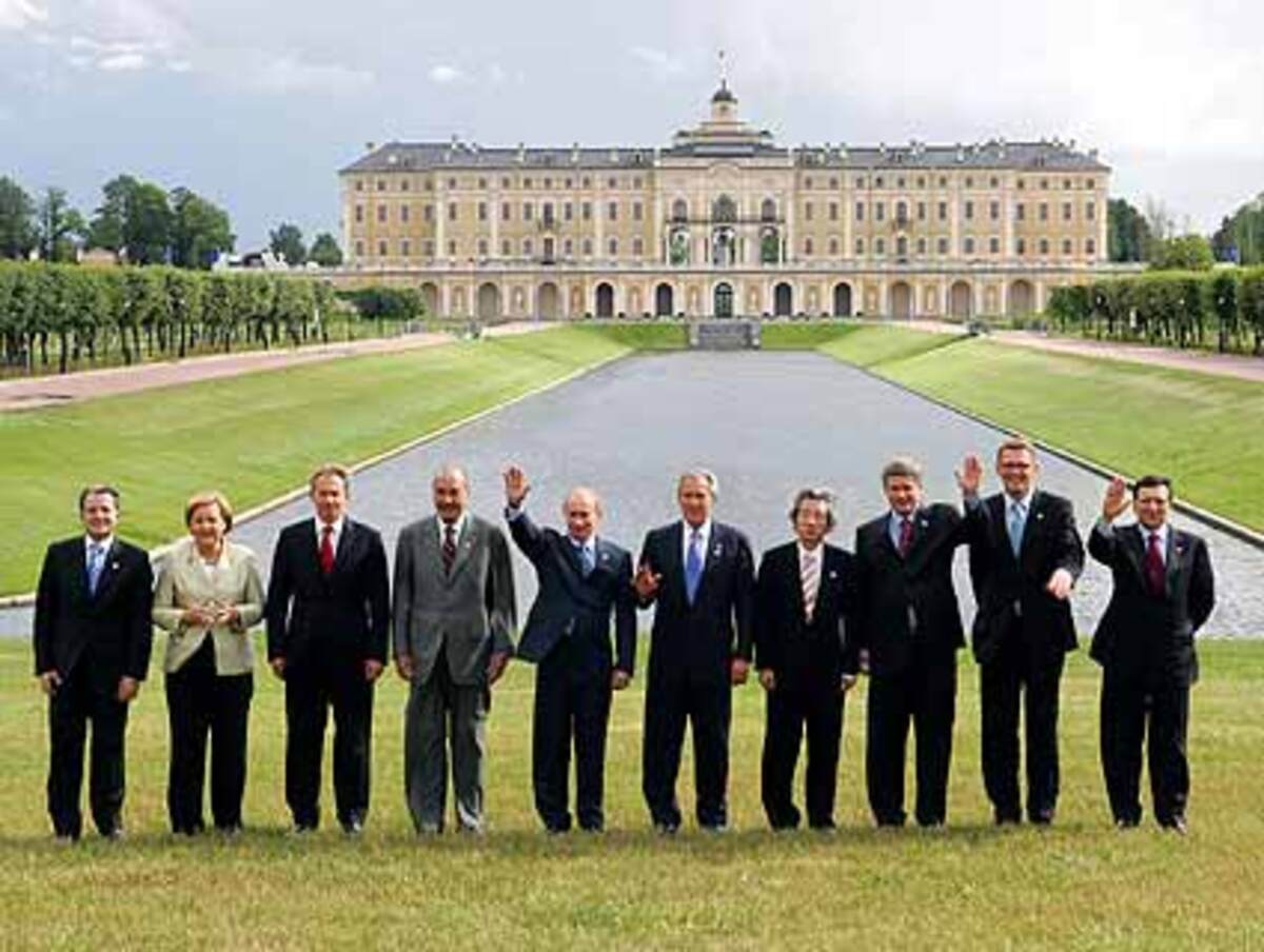 Mit Tony Blair und Wladimir Putin geben gleich zwei Schwergewichte der Gruppe der Acht dieser Tage in Heiligendamm ihre Abschiedsvorstellung. Der britische Premierminister Blair tritt bereits drei Wochen nach dem Gipfel ab. Der Nachfolger des russischen Präsidenten Putin soll im März 2008 gewählt werden. Mit dem französischen Präsidenten Nicolas Sarkozy und dem japanischen Ministerpräsidenten Shinzo Abe sind zwei Neulinge dabei.Im Bild: Die Staats- und Regierungschefs bei ihrem Trefen im vergangenen jahr in St. Petersbrug.