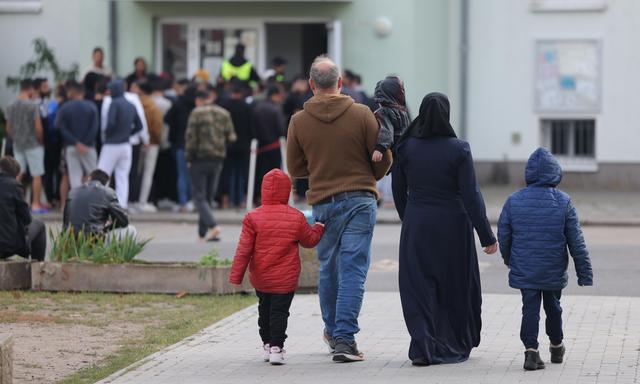 In Deutschland regt derzeit ein Bericht über angeblich in Afghanistan urlaubende Afghanen auf.