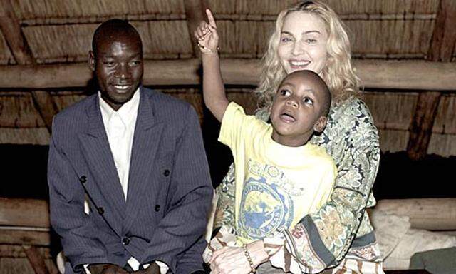 Madonna mit Adoptivsohn David Banda sowie dessen leiblichem Vater, Yohane Banda.