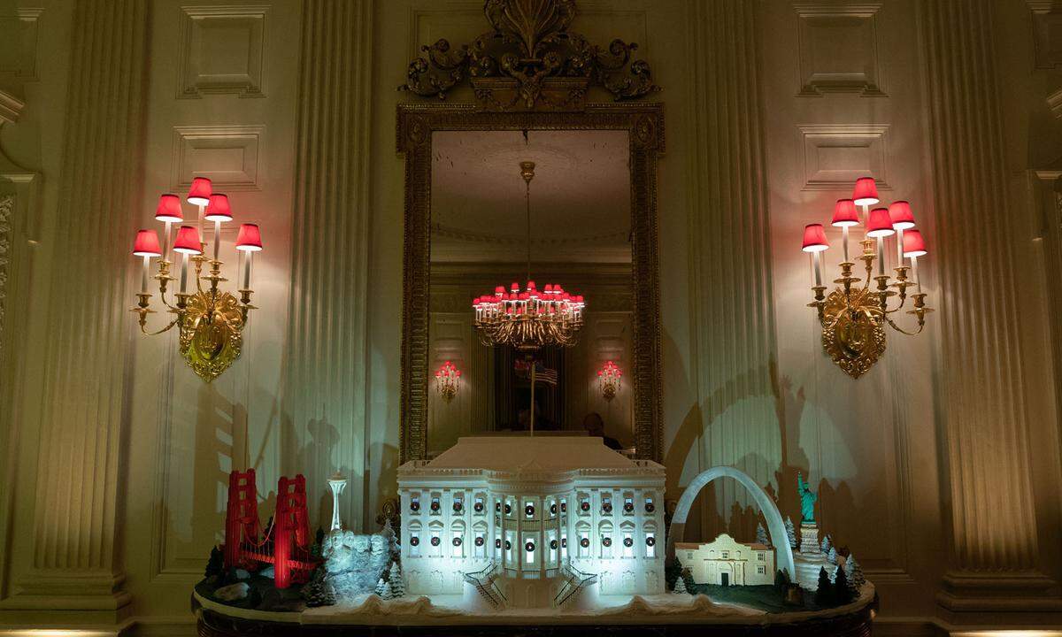 Eine Miniatur-Version des Weißen Hauses aus Lebkuchen, umzingelt von anderen Sehenswürdigkeiten der Vereinigten Staaten, ist der Tradition entsprechend ausgestellt.
