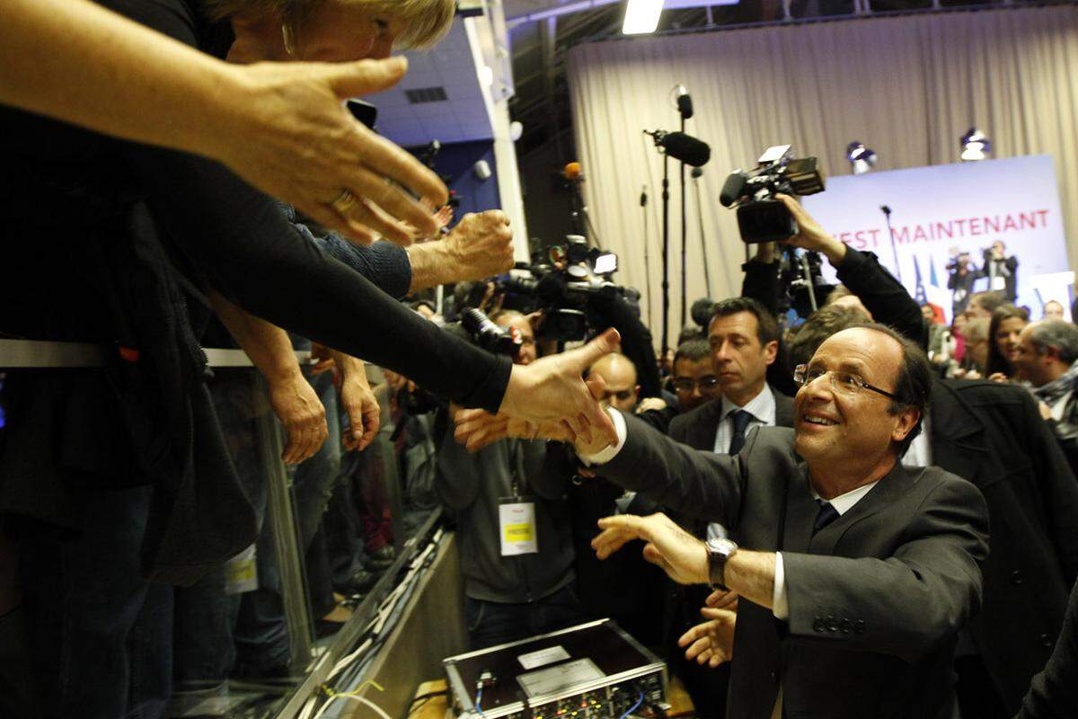 Auch Hollande weiß um seine historische Chance, als erst zweiter Sozialist nach Francois Mitterand in den Elysee-Palast einzuziehen: Er sei nun "der Bestplatzierte, um der nächste Präsident der Republik zu werden", urteilt er am Sonntagabend.