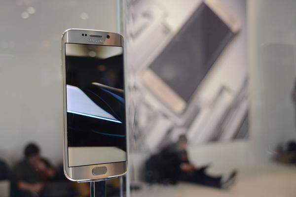 Das Galaxy S6 kommt in drei verschiedenen Speichervarianten auf den Markt. Ab Mitte April wird es das Smartphone hierzulande im Handel geben. UVP-Preis: 32 Gigabyte = 699 Euro                  64 Gigabyte = 799 Euro                   128 Gigabyte = 899 Euro
