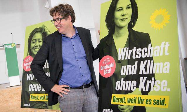 Michael Kellner präsentiert die neuen Plakate für den deutschen Bundestagswahlkampf der Grünen.