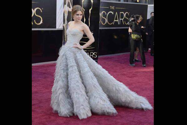 Adams flutete den Red Carpet in einer stoffreichen Robe von Oscar de la Renta.