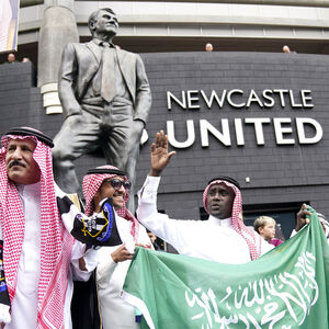 Im St. James' Park im Nordosten Englands huldigen sie nun der saudischen Herrscherdynastie. 