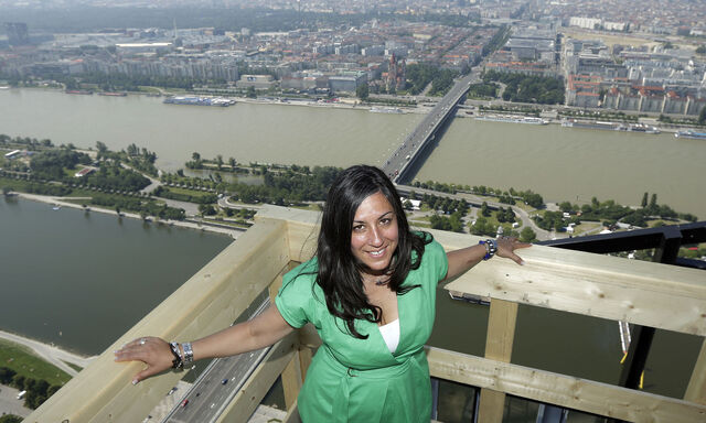 Maria Vassilakou 2013 auf dem Dach des DC Towers.