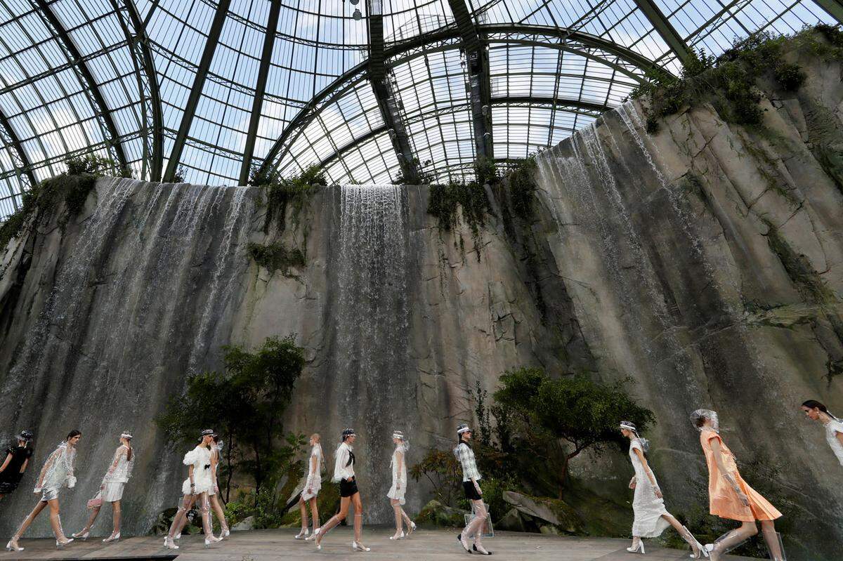 Zu Beginn der Show spritzte es von den Wasserfällen plötzlich auf die Holzstege, die als Catwalk fungierten. Angst davor, nass zu werden, mussten die Models aber nicht haben.  