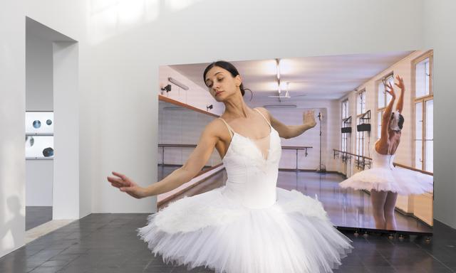 Die ukrainische Ballerina Oksana Serheieva bei ihrer Performance im Österreichischen Pavillon für Anna Jermolaewas Beitrag „Rehearsal for Swan Lake“, 2024.