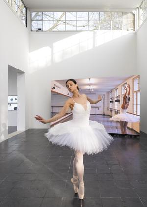 Die ukrainische Ballerina Oksana Serheieva bei ihrer Performance im Österreichischen Pavillon für Anna Jermolaewas Beitrag „Rehearsal for Swan Lake“, 2024.