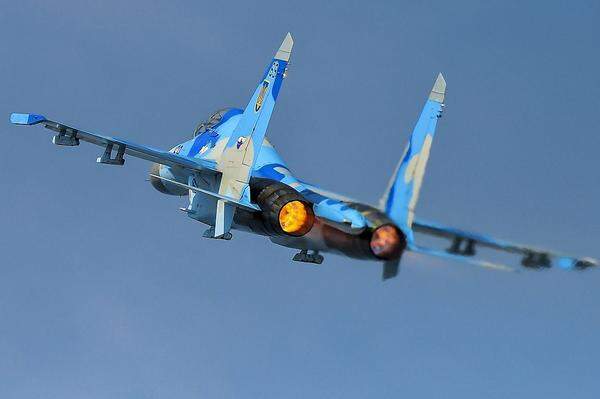 Von den 180 bis 200 ukrainischen Kampfflugzeugen sind etwas mehr als die Hälfte durchaus moderne Su-27 "Flanker" (s. Foto) und MiG-29 "Fulcrum". Von den Suchois sollen aber nur etwa ein Drittel aktiv sein - und von den rund 80 MiGs haben die Russen angeblich etwa 40 auf einem ukrainischen Fliegerhorst bei Sewastopol "sichergestellt".