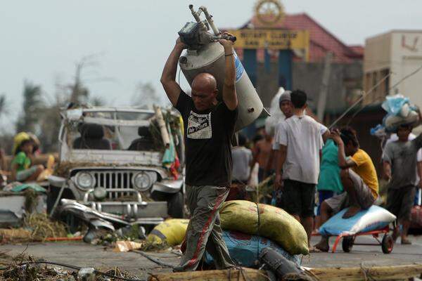 "Wir haben von unserem Stationsmanager in Tacloban gehört und er spricht von mindestens 100 Toten und mindestens 100 Verletzten", sagte Andrews.