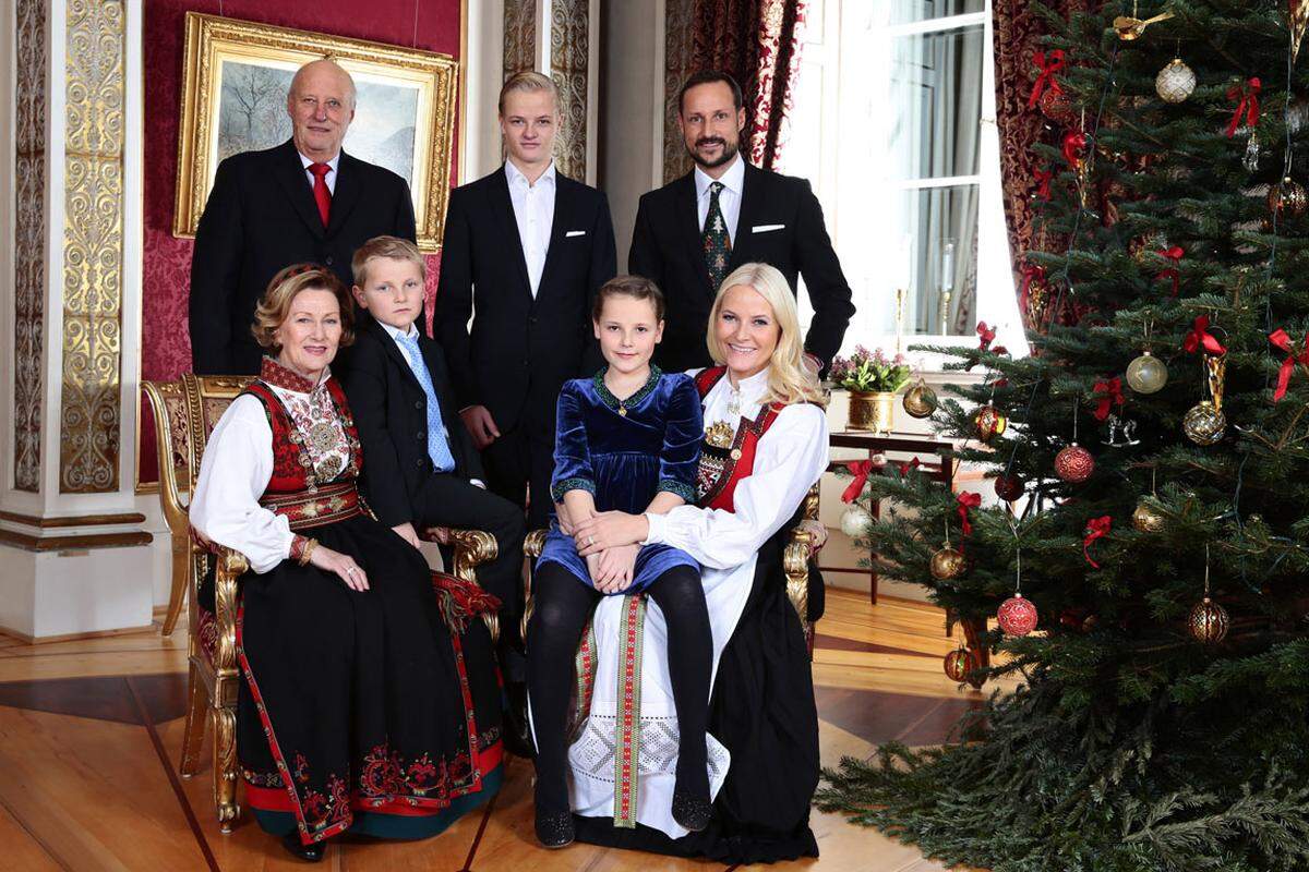 Weihnachts-Session in Oslo: Norwegens König Harald (hinten links) Königin Sonja (erste Reihe links), Kronprinz Haakon (hinten rechts), Kronprinzessin Mette-Marit (erste Reihe rechts), Prinzessin Ingrid Alexandra (erste Reihe 2.v.r.), Prinz Sverre Magnus (erste Reihe 2.v.l.) und Marius Borg Hoiby (Mette-Marits Sohn aus erster Ehe, hinten Mitte). Die Familie feiert heuer auf ihrer Skihütte.