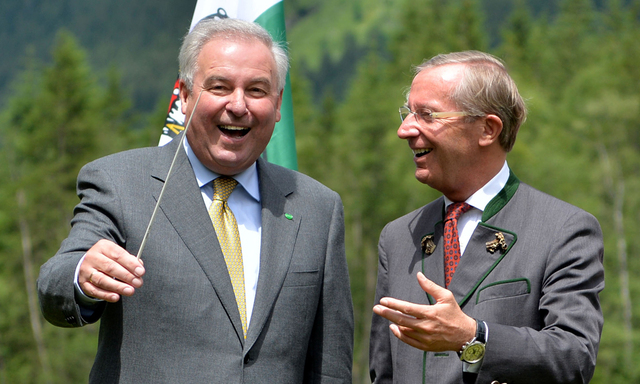 Taktgefühl: Haslauer übergibt an Schützenhöfer (re.)