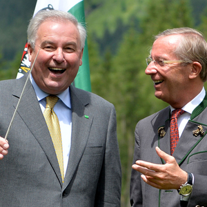 Taktgefühl: Haslauer übergibt an Schützenhöfer (re.)