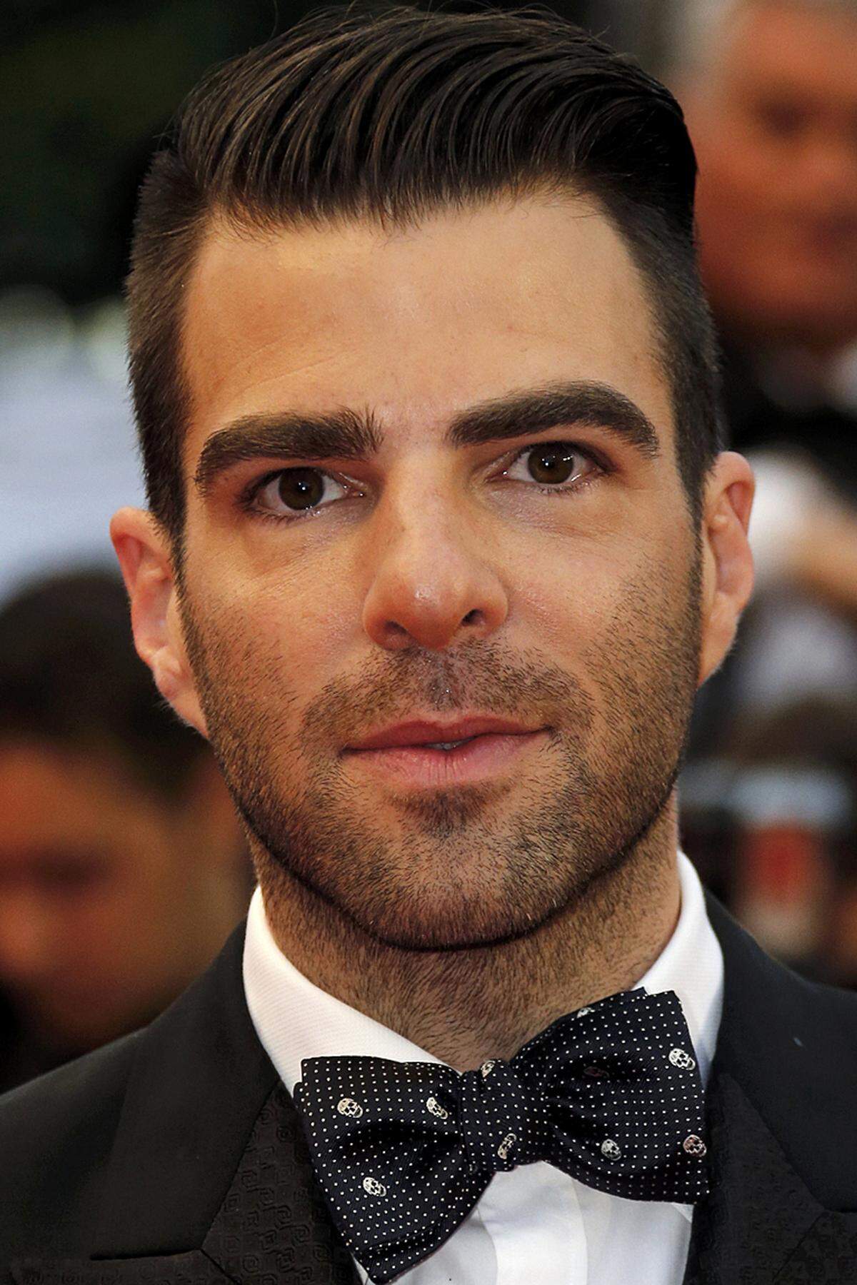 ... "Mr. Spock" Zachary Quinto in Schale.