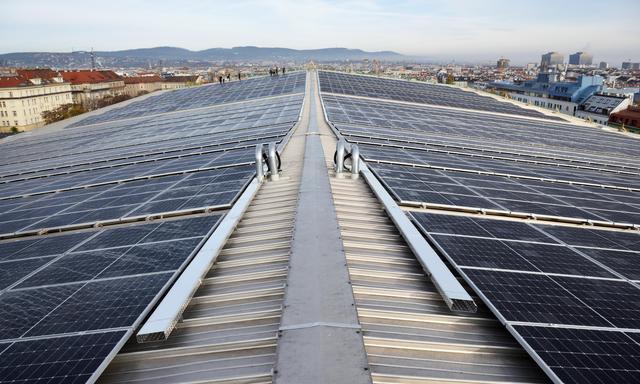 Die Solaranlage auf dem Dach der Wiener Stadthalle.