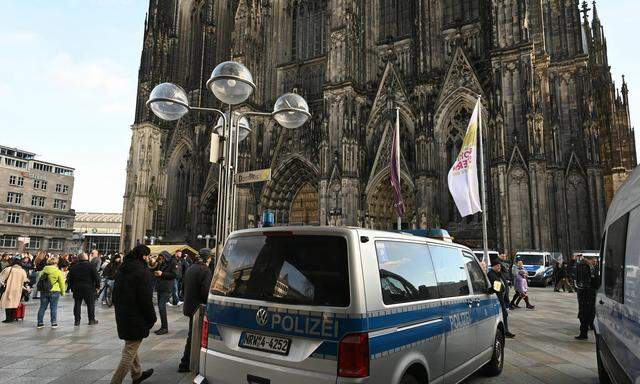 Der Kölner Polizeipräsident Johannes Hermanns hat die Hinweise auf einen geplanten Terroranschlag im Kölner Dom als „sehr ernst zu nehmend“ bezeichnet. 