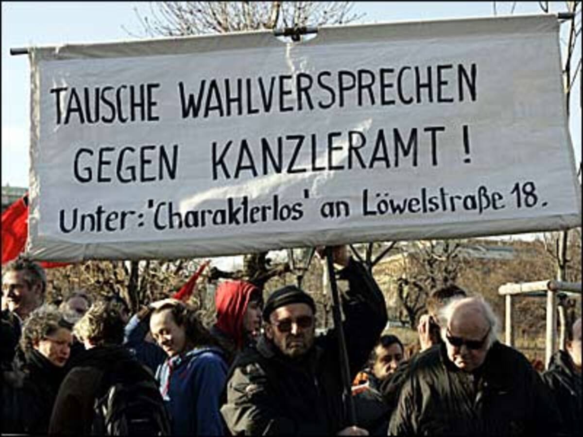 Der Hauptvorwurf gegen den neuen Kanzler Gusenbauer: Er habe einen zu hohen Preis für die Regierungs-Beteiligung der SPÖ gezahlt. Einer der Protestierenden: "Ich fühle mich verkauft, weil die SPÖ ihre Versprechen nicht gehalten hat"