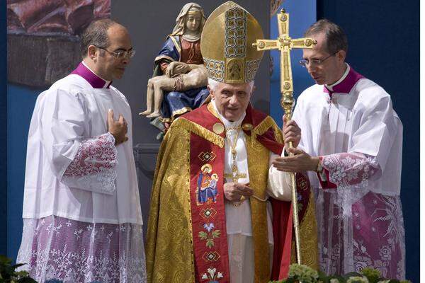 Der Papst hält seinen Hirtenstab während der Marienvesper auf der Altarbuehne im Eilsfeld bei Etzelsbach vor einer Marienfigur. An der Feier zur Verehrung der Gottesmutter nahmen rund 90.000 Gläubige teil. Dort hat Benedikt XVI. an die schwierige Lage der Christen in der früheren DDR erinnert.