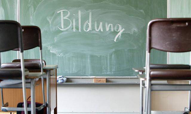 Bildung steht auf einer Schultafel geschrieben Radevormwald Deutschland Blackboard Radevor