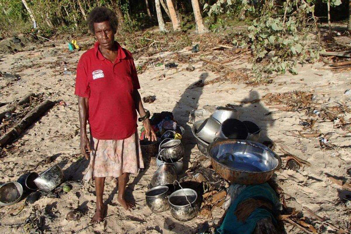 Mehr als 40 Nachbeben erschütterten die Inseln. Im Bild: Eine Frau sammelt ihr Hab und Gut am Strand bei Venga ein.