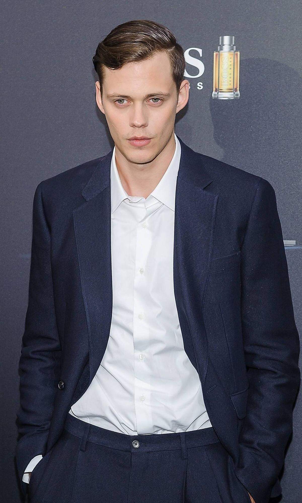 Bill Skarsgård ist der neue Clown Pennywise. Der adrette 27-Jährige gehört zur schwedischen Schauspielerfamilie Skarsgård. Sein Bruder Alexander verkörperte im Vorjahr den Dschungelhelden in "Legend of Tarzan" in den Kinos.